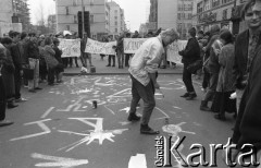 Lata 90., Wrocław, Polska.
Marsz zwolenników aborcji. Manifestanci malują rysunki i hasła na ulicy.
Fot. Mieczysław Michalak, zbiory Ośrodka KARTA