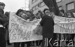Lata 90., Wrocław, Polska.
Marsz przeciwników i zwolenników aborcji na ul. Świdnickiej.
Fot. Mieczysław Michalak, zbiory Ośrodka KARTA