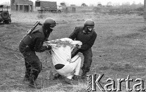 Lata 90., Wrocław, Polska.
Ćwiczenia jednostki antyterrorystycznej policji.
Fot. Mieczysław Michalak, zbiory Ośrodka KARTA