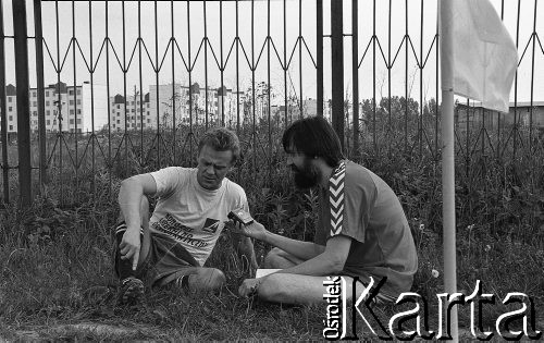 Lata 90., Wrocław, Polska.
Leszek Budrewicz przeprowadza wywiad z Donaldem Tuskiem, liderem Kongresu Liberalno-Demokratycznego. 
Fot. Mieczysław Michalak, zbiory Ośrodka KARTA