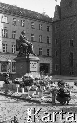 Lata 90., Wrocław, Polska.
Kwiaty przed pomnikiem Aleksandra Fredry złożone z okazji imienin pisarza.
Fot. Mieczysław Michalak, zbiory Ośrodka KARTA
