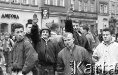 Początek lat 90., Wrocław, Polska.
Pierwszy dzień wiosny. Grupa skinheadów na Rynku.
Fot. Mieczysław Michalak, zbiory Ośrodka KARTA