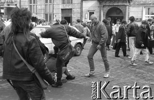 Początek lat 90., Wrocław, Polska.
Pierwszy dzień wiosny, brutalne ataki skinheadów.
Fot. Mieczysław Michalak, zbiory Ośrodka KARTA