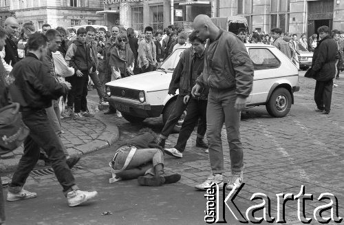 Początek lat 90., Wrocław, Polska.
Pierwszy dzień wiosny, brutalne ataki skinheadów.
Fot. Mieczysław Michalak, zbiory Ośrodka KARTA