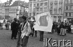 Początek lat 90., Wrocław, Polska.
Młodzież na Rynku świętująca pierwszy dzień wiosny, mężczyźni z transparentem Związku Socjalistycznej Młodzieży Polskiej.
Fot. Mieczysław Michalak, zbiory Ośrodka KARTA