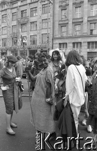 Początek lat 90., Wrocław, Polska.
Pierwszy dzień wiosny. Młodzież w przebraniach świętująca Dzień Wagarowicza.
Fot. Mieczysław Michalak, zbiory Ośrodka KARTA