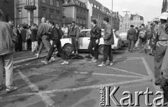 Początek lat 90., Wrocław, Polska.
Pierwszy dzień wiosny, skinheadzi atakują chłopaka.
Fot. Mieczysław Michalak, zbiory Ośrodka KARTA