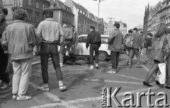 Początek lat 90., Wrocław, Polska.
Pierwszy dzień wiosny. Skinheadzi atakują chłopaka.
Fot. Mieczysław Michalak, zbiory Ośrodka KARTA