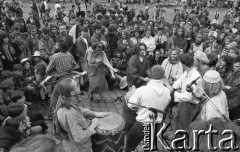 Początek lat 90., Wrocław, Polska.
Młodzież świętująca pierwszy dzień wiosny.
Fot. Mieczysław Michalak, zbiory Ośrodka KARTA