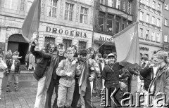 Początek lat 90., Wrocław, Polska.
Młodzież z flagą Związku Radzieckiego świętująca pierwszy dzień wiosny.
Fot. Mieczysław Michalak, zbiory Ośrodka KARTA