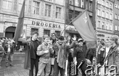 Początek lat 90., Wrocław, Polska.
Młodzież z flagą Związku Radzieckiego świętująca pierwszy dzień wiosny.
Fot. Mieczysław Michalak, zbiory Ośrodka KARTA