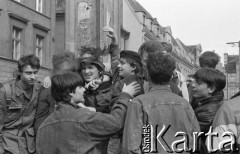 Początek lat 90., Wrocław, Polska.
Pierwszy dzień wiosny. Młodzież świętująca Dzień Wagarowicza.
Fot. Mieczysław Michalak, zbiory Ośrodka KARTA