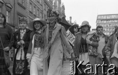 Początek lat 90., Wrocław, Polska.
Pierwszy dzień wiosny. Młodzież w przebraniach świętująca Dzień Wagarowicza.
Fot. Mieczysław Michalak, zbiory Ośrodka KARTA