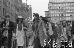 Początek lat 90., Wrocław, Polska.
Pierwszy dzień wiosny. Młodzież w przebraniach świętująca Dzień Wagarowicza.
Fot. Mieczysław Michalak, zbiory Ośrodka KARTA