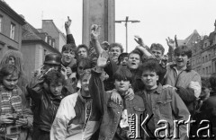 Początek lat 90., Wrocław, Polska.
Pierwszy dzień wiosny. Młodzież świętująca Dzień Wagarowicza.
Fot. Mieczysław Michalak, zbiory Ośrodka KARTA