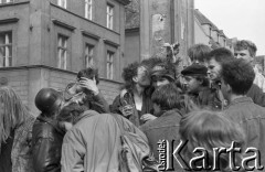 Początek lat 90., Wrocław, Polska.
Pierwszy dzień wiosny. Młodzież świętująca Dzień Wagarowicza.
Fot. Mieczysław Michalak, zbiory Ośrodka KARTA