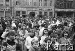 Początek lat 90., Wrocław, Polska.
Pierwszy dzień wiosny, młodzież świętująca Dzień Wagarowicza.
Fot. Mieczysław Michalak, zbiory Ośrodka KARTA