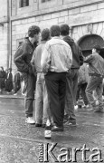 Początek lat 90., Wrocław, Polska.
Pierwszy dzień wiosny. Młodzież świętująca Dzień Wagarowicza.
Fot. Mieczysław Michalak, zbiory Ośrodka KARTA