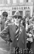 Początek lat 90., Wrocław, Polska.
Pierwszy dzień wiosny. Młodzież w przebraniach świętująca Dzień Wagarowicza.
Fot. Mieczysław Michalak, zbiory Ośrodka KARTA