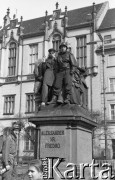 Początek lat 90., Wrocław, Polska.
Pierwszy dzień wiosny. Młodzież w przebraniach świętująca na Rynku Dzień Wagarowicza.
Fot. Mieczysław Michalak, zbiory Ośrodka KARTA