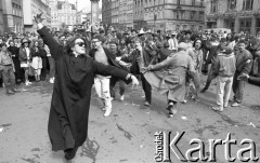 Początek lat 90., Wrocław, Polska.
Pierwszy dzień wiosny. Młodzież świętująca Dzień Wagarowicza.
Fot. Mieczysław Michalak, zbiory Ośrodka KARTA