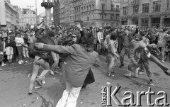 Początek lat 90., Wrocław, Polska.
Pierwszy dzień wiosny. Młodzież świętująca Dzień Wagarowicza.
Fot. Mieczysław Michalak, zbiory Ośrodka KARTA