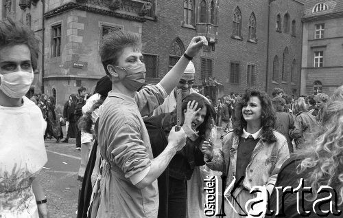 Początek lat 90., Wrocław, Polska.
Pierwszy dzień wiosny. Młodzież w przebraniach świętująca Dzień Wagarowicza.
Fot. Mieczysław Michalak, zbiory Ośrodka KARTA