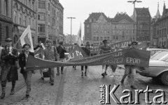 Początek lat 90., Wrocław, Polska.
Pierwszy dzień wiosny, pochód członków Związku Socjalistycznej Młodzieży Polskiej z transparentami.
Fot. Mieczysław Michalak, zbiory Ośrodka KARTA