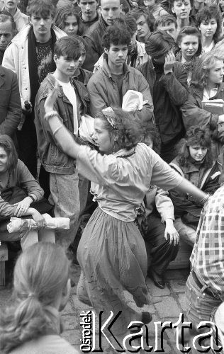 Początek lat 90., Wrocław, Polska.
Pierwszy dzień wiosny. Młodzież świętująca Dzień Wagarowicza.
Fot. Mieczysław Michalak, zbiory Ośrodka KARTA