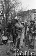 Początek lat 90., Wrocław, Polska.
Pierwszy dzień wiosny. Młodzież świętująca Dzień Wagarowicza.
Fot. Mieczysław Michalak, zbiory Ośrodka KARTA