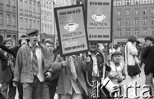 Początek lat 90., Wrocław, Polska.
Pierwszy dzień wiosny. Młodzież świętująca Dzień Wagarowicza.
Fot. Mieczysław Michalak, zbiory Ośrodka KARTA