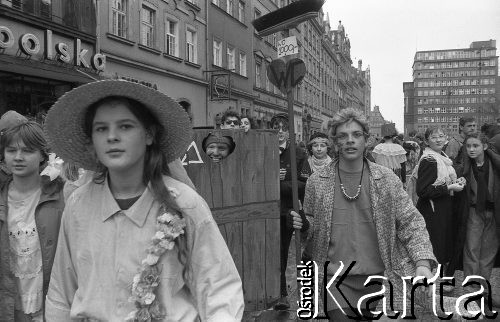 Początek lat 90., Wrocław, Polska.
Pierwszy dzień wiosny. Młodzież w przebraniach świętująca Dzień Wagarowicza.
Fot. Mieczysław Michalak, zbiory Ośrodka KARTA
