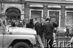 Początek lat 90., Wrocław, Polska.
Interwencja policji podczas pochodu młodzieży z okazji pierwszego dnia wiosny.
Fot. Mieczysław Michalak, zbiory Ośrodka KARTA