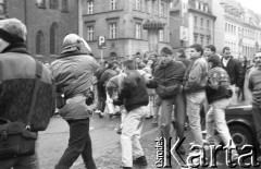 Początek lat 90., Wrocław, Polska.
Interwencja policji podczas pochodu młodzieży z okazji pierwszego dnia wiosny.
Fot. Mieczysław Michalak, zbiory Ośrodka KARTA