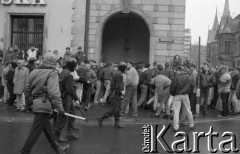 Początek lat 90., Wrocław, Polska.
Interwencja policji podczas pochodu młodzieży z okazji pierwszego dnia wiosny.
Fot. Mieczysław Michalak, zbiory Ośrodka KARTA