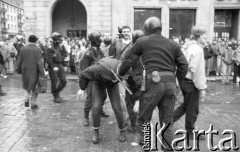 Początek lat 90., Wrocław, Polska.
Interwencja policji podczas pochodu młodzieży z okazji pierwszego dnia wiosny.
Fot. Mieczysław Michalak, zbiory Ośrodka KARTA