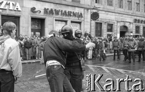 Początek lat 90., Wrocław, Polska.
Interwencja policji podczas pochodu młodzieży z okazji pierwszego dnia wiosny.
Fot. Mieczysław Michalak, zbiory Ośrodka KARTA
