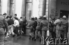 Początek lat 90., Wrocław, Polska.
Interwencja policji podczas pochodu młodzieży z okazji pierwszego dnia wiosny.
Fot. Mieczysław Michalak, zbiory Ośrodka KARTA