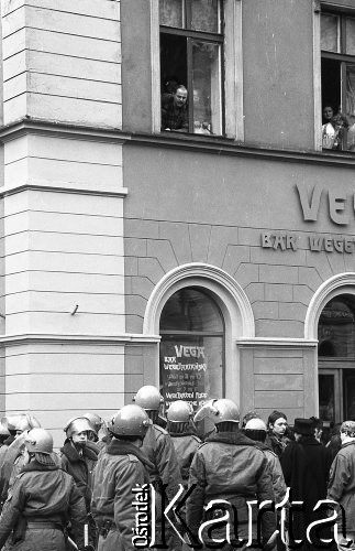 Początek lat 90., Wrocław, Polska.
Pierwszy dzień wiosny. Policjanci na Rynku.
Fot. Mieczysław Michalak, zbiory Ośrodka KARTA