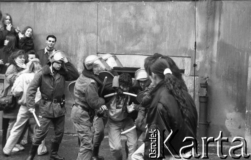 Początek lat 90., Wrocław, Polska.
Pierwszy dzień wiosny, interwencja policji.
Fot. Mieczysław Michalak, zbiory Ośrodka KARTA