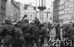 Początek lat 90., Wrocław, Polska.
Pierwszy dzień wiosny, interwencja policji podczas zamieszek.
Fot. Mieczysław Michalak, zbiory Ośrodka KARTA