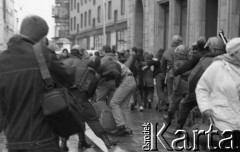 Początek lat 90., Wrocław, Polska.
Pierwszy dzień wiosny, interwencja policji podczas zamieszek.
Fot. Mieczysław Michalak, zbiory Ośrodka KARTA