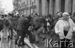 Początek lat 90., Wrocław, Polska.
Pierwszy dzień wiosny, interwencja policji podczas zamieszek.
Fot. Mieczysław Michalak, zbiory Ośrodka KARTA