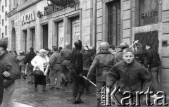 Początek lat 90., Wrocław, Polska.
Pierwszy dzień wiosny, interwencja policji podczas zamieszek.
Fot. Mieczysław Michalak, zbiory Ośrodka KARTA