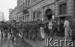 Początek lat 90., Wrocław, Polska.
Pierwszy dzień wiosny, interwencja policji podczas zamieszek.
Fot. Mieczysław Michalak, zbiory Ośrodka KARTA