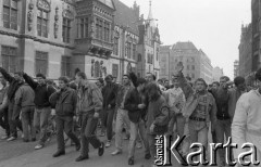 Początek lat 90., Wrocław, Polska.
Pierwszy dzień wiosny. Pochód skinheadów.
Fot. Mieczysław Michalak, zbiory Ośrodka KARTA