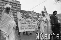 Początek lat 90., Wrocław, Polska.
Młodzież w przebraniach świętująca na Rynku pierwszy dzień wiosny.
Fot. Mieczysław Michalak, zbiory Ośrodka KARTA