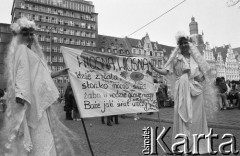 Początek lat 90., Wrocław, Polska.
Młodzież w przebraniach świętująca na Rynku pierwszy dzień wiosny.
Fot. Mieczysław Michalak, zbiory Ośrodka KARTA