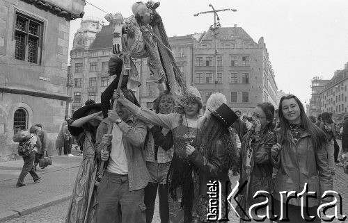 Początek lat 90., Wrocław, Polska.
Pierwszy dzień wiosny. Młodzież idzie topić marzannę.
Fot. Mieczysław Michalak, zbiory Ośrodka KARTA