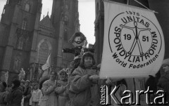 Początek lat 90., Wrocław, Polska.
Pierwszy dzień wiosny. Dzieci idą topić marzannę, w tle archikatedra św. Jana Chrzciciela.
Fot. Mieczysław Michalak, zbiory Ośrodka KARTA